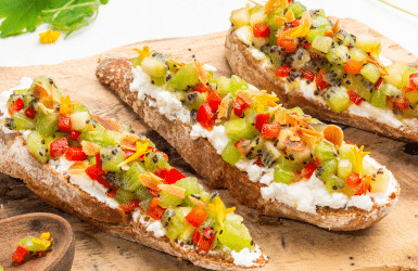 Tartines de mousse de chèvre, kiwis et poivrons